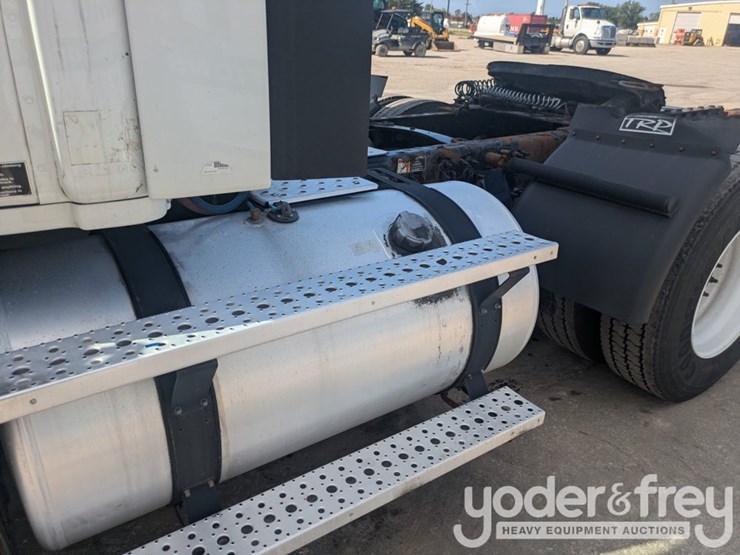 2018-freightliner-cascadia-113-image-21