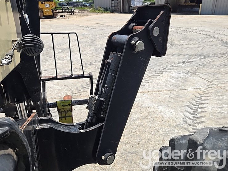 2018-jlg-1055-image-27