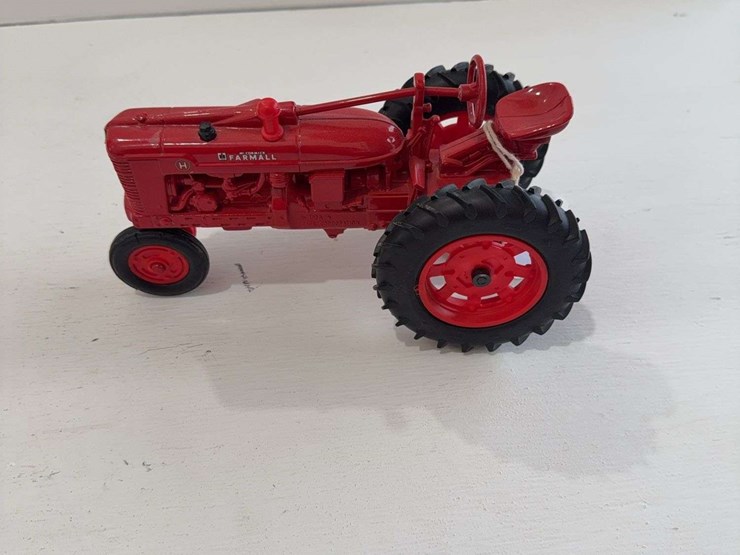 ertl-1988-case-corporatiom-mccormick-farmall-h,-die-cast-metal,-1/16-scale,-missing-wheel-image-2