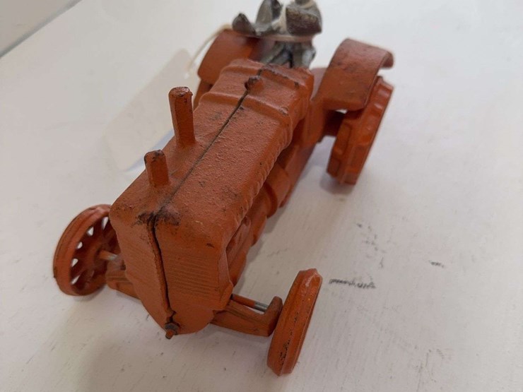 allis-chalmers-cast-iron-toy-tractor,-1/16-scale,-figurine-is-broke-image-3
