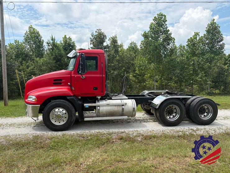 2006-mack-cxn613-t/a-truck-tractor-image-2