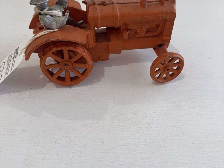 allis-chalmers-cast-iron-toy-tractor,-1/16-scale,-figurine-is-broke-image-1