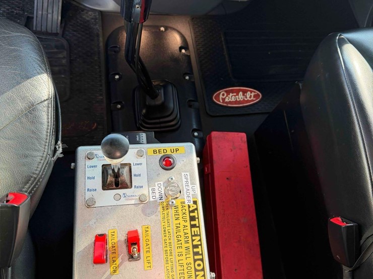 2016-peterbilt-567-image-26