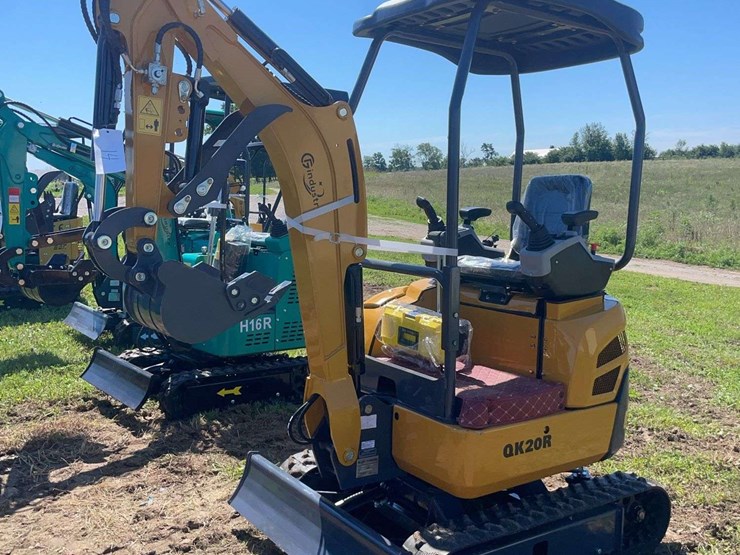 qk20r-mini-excavator-image-1