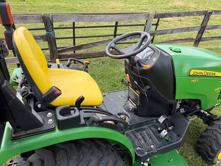 2025-john-deere-2025r-image-16