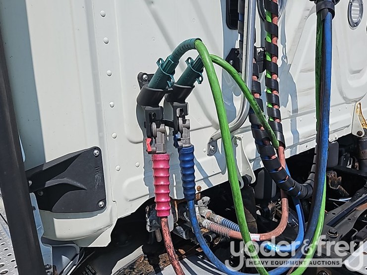 2019-freightliner-cascadia-125-image-11