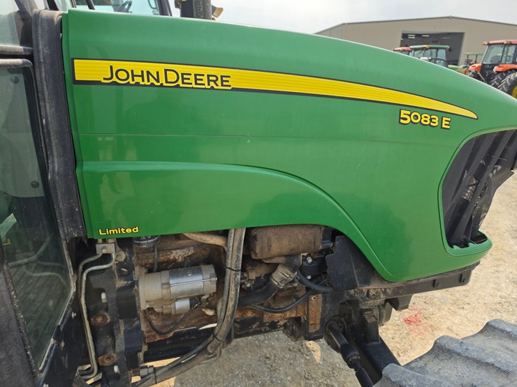 2010-john-deere-5083e-image-18