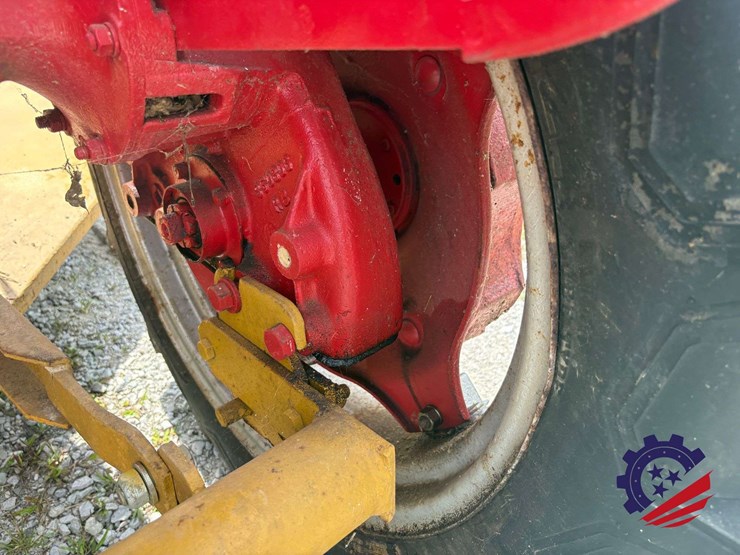 mccormick-farmall-cub-farm-tractor-image-33