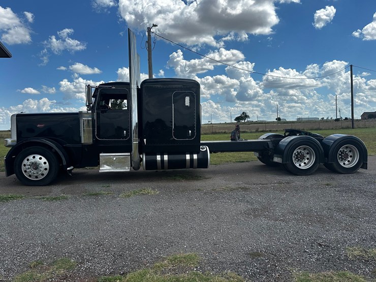 2009-peterbilt-389-image-5