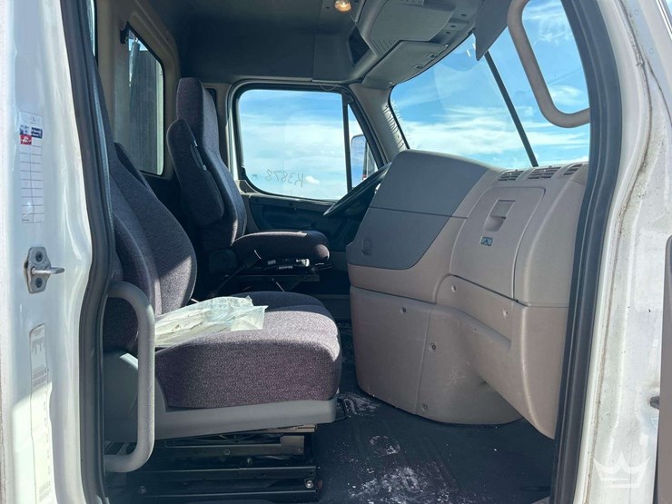 2014-freightliner-cascadia-113-image-30
