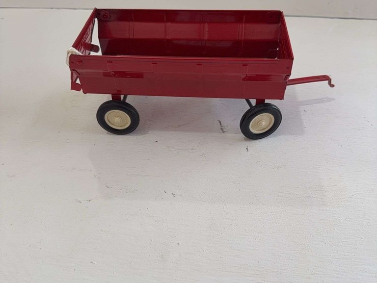 ertl-red-barge-wagon,-die-cast-metal,-1/16-scale-image-1