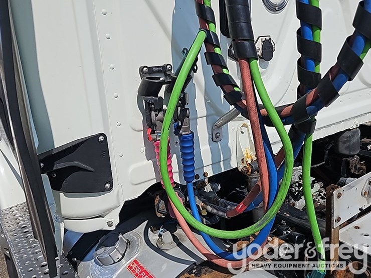2017-freightliner-cascadia-113-image-9