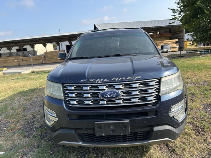 2016-ford-explorer-xlt-image-2
