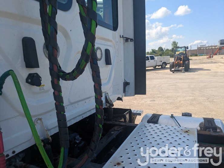2018-freightliner-cascadia-113-image-26