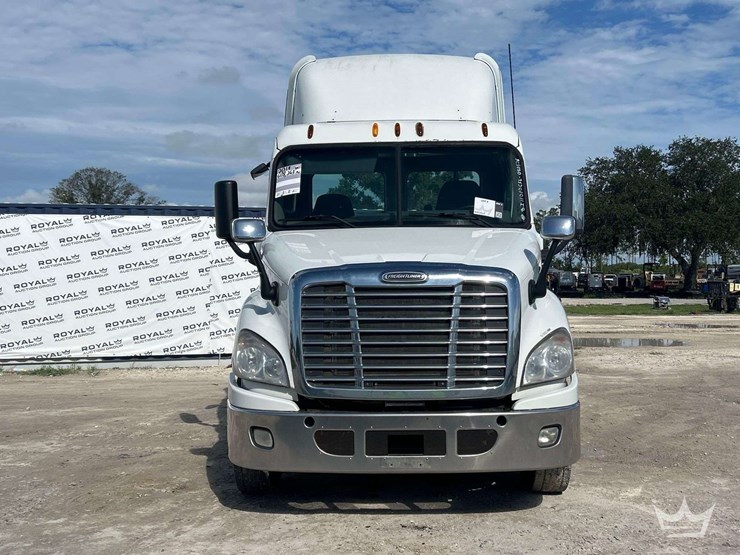 2014-freightliner-cascadia-113-image-32