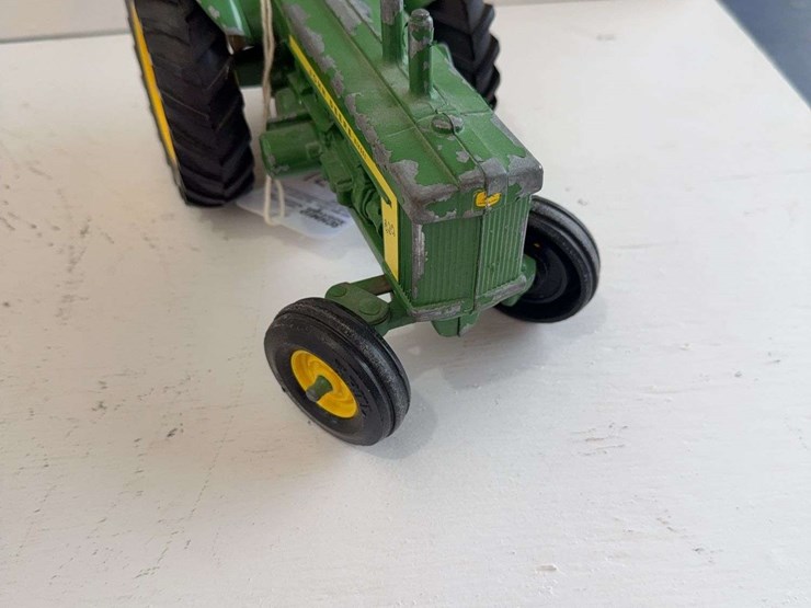 john-deere-820-toy-tractor,-die-cast-metal,-1/16-scale-image-4