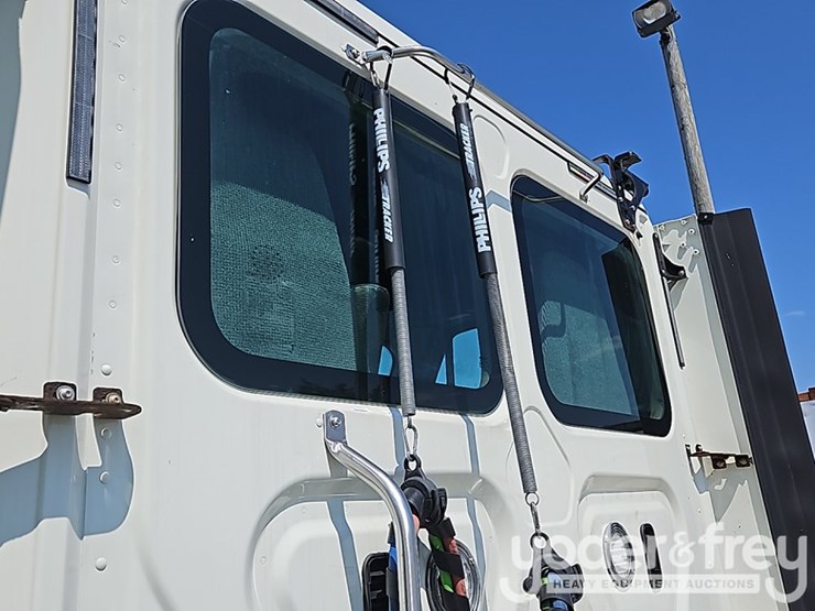 2019-freightliner-cascadia-125-image-12