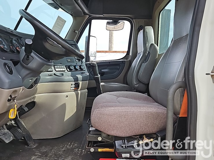 2019-freightliner-cascadia-125-image-32