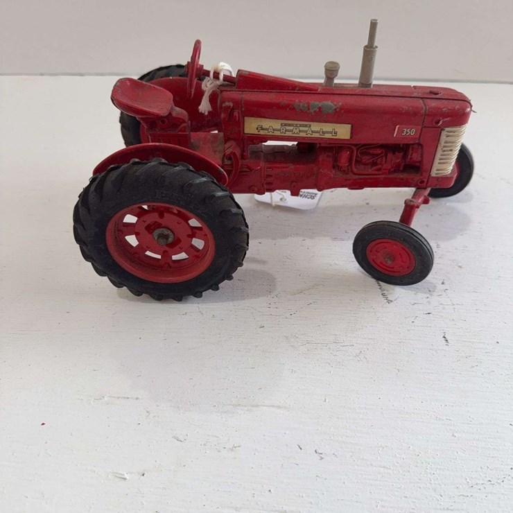 ERTL McCormick Farmall 350, die-cast metal, 1/16 scale
