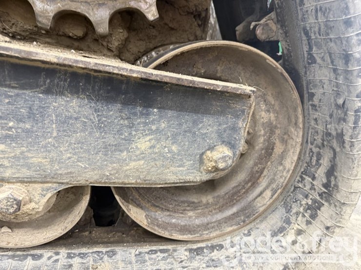 2018-deere-331g-image-16