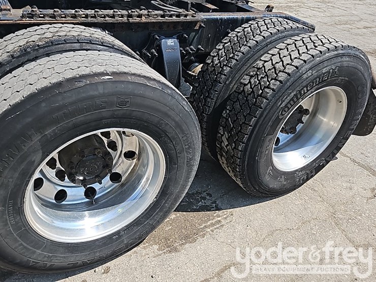 2017-freightliner-cascadia-113-image-12