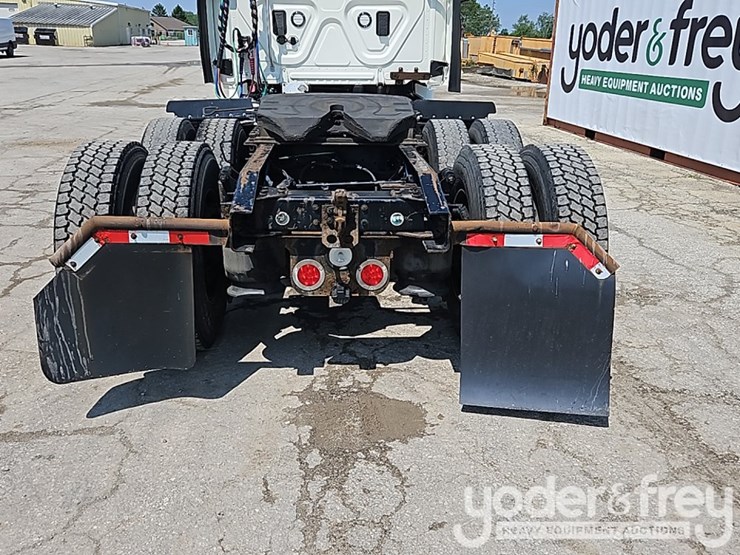 2017-freightliner-cascadia-113-image-15