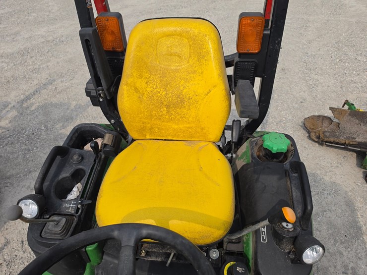 2016-john-deere-1025r-image-15