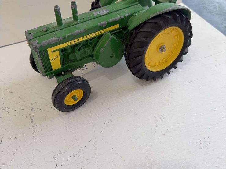 john-deere-820-toy-tractor,-die-cast-metal,-1/16-scale-image-1