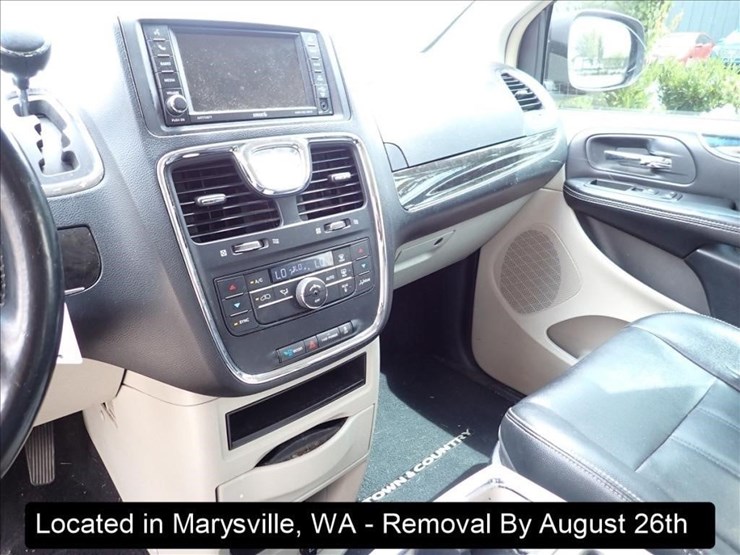2014-chrysler-town-&-country-image-7