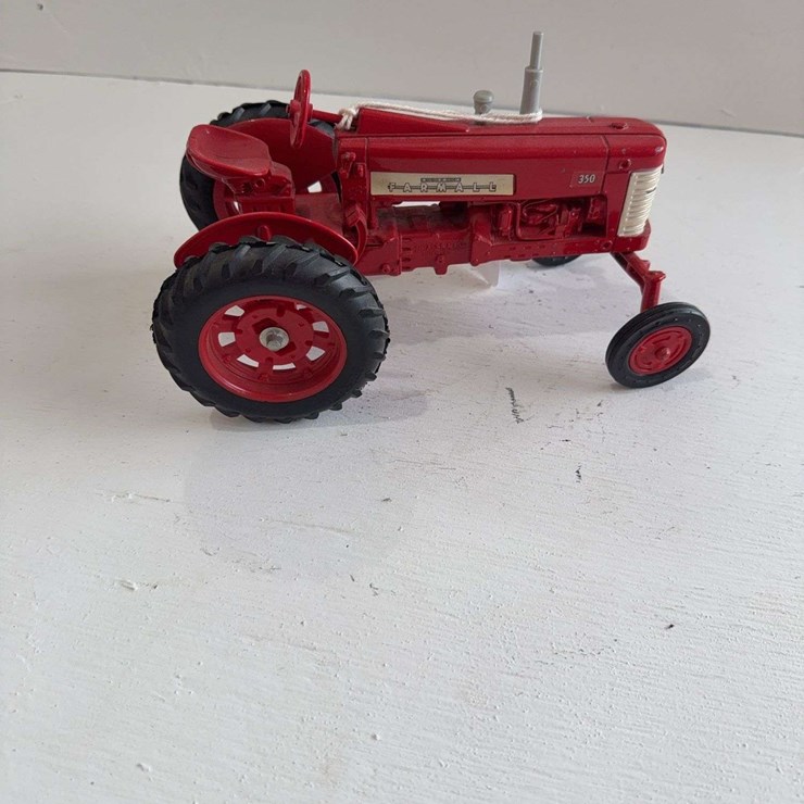 ERTL McCormick Farmall 350, die-cast metal, 1/16 scale