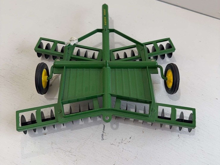 ertl-john-deere-disk,-1/16-scale-image-2