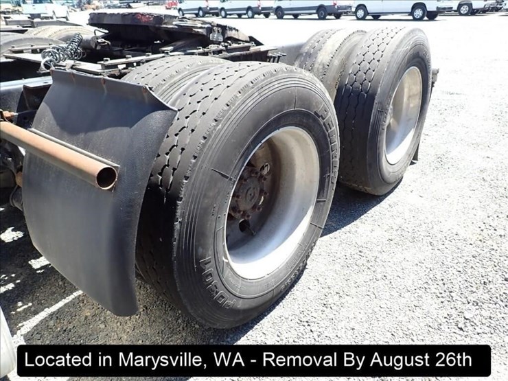 2012-volvo-10-image-19