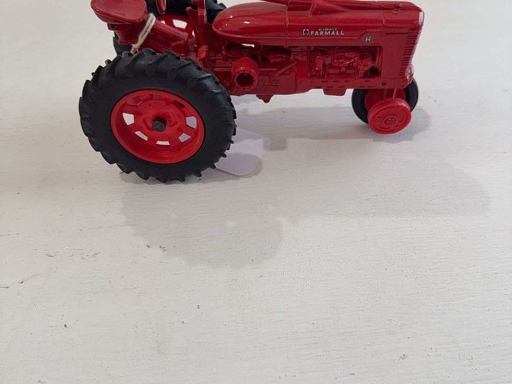ertl-1988-case-corporatiom-mccormick-farmall-h,-die-cast-metal,-1/16-scale,-missing-wheel-image-1