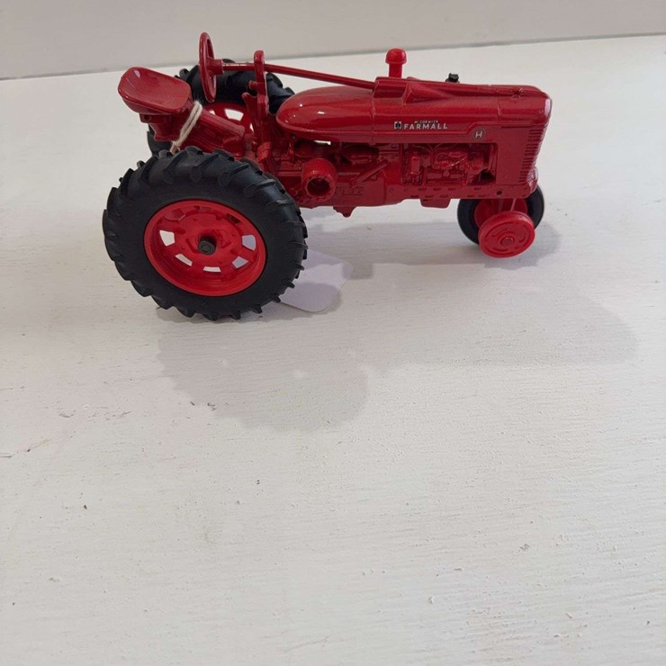 ERTL 1988 Case Corporatiom McCormick Farmall H, die-cast metal, 1/16 scale, missing wheel