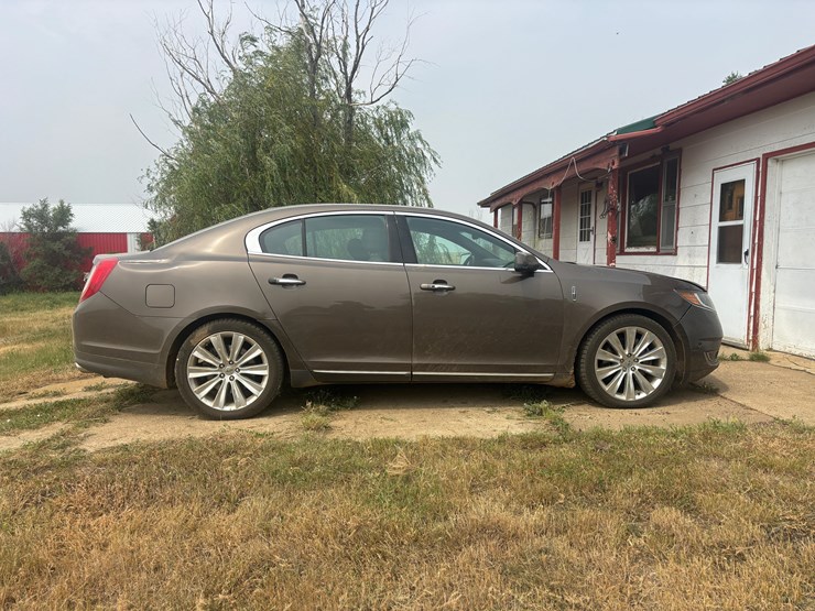 2015-lincoln-mks-sedan-image-4