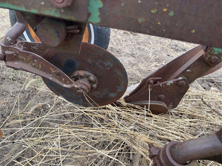 john-deere-pull-type-three-bottom-plow.-image-21