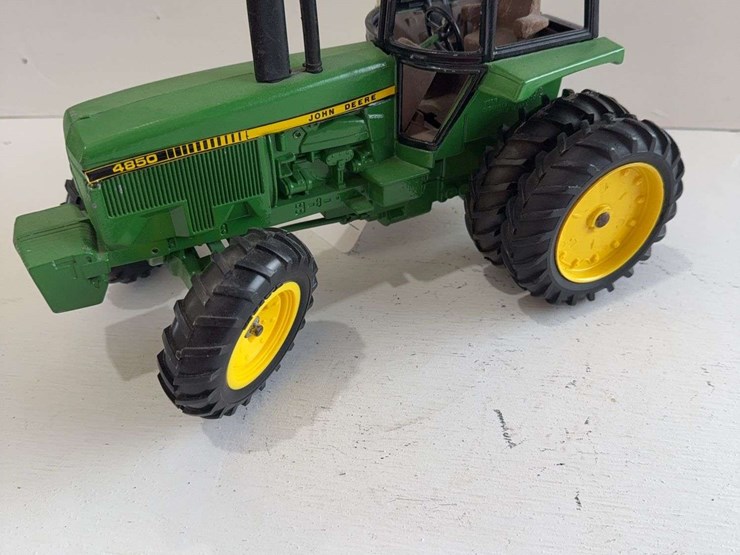 ertl-john-deere-4850-toy-tractor,-die-cast-metal,-1/16-scale-image-3