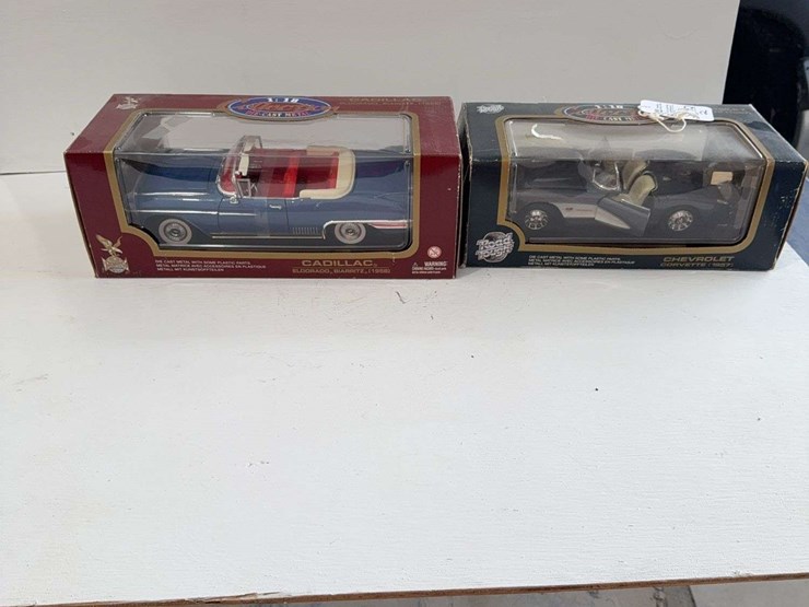 2-classic-cars-1/18-scale,-die-cast-metal-image-1