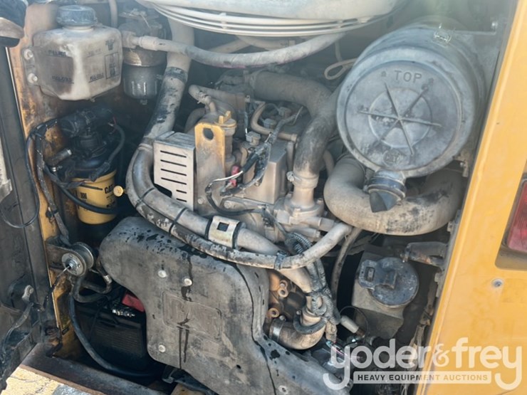 2021-caterpillar-236d3-image-21