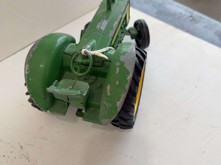 john-deere-820-toy-tractor,-die-cast-metal,-1/16-scale-image-3