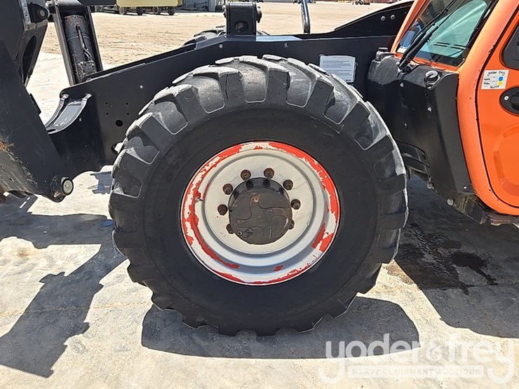 2018-jlg-1055-image-10
