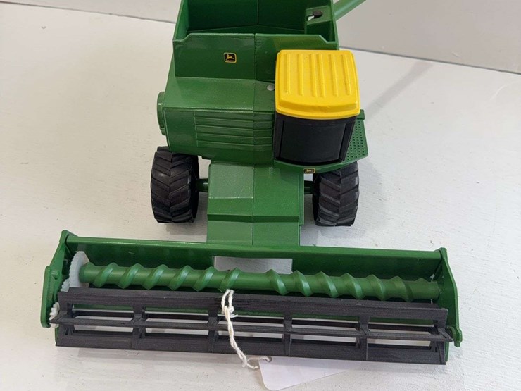 ertl-john-deere-titan-ii-combine-with-header,-die-cast-metal,-1/16-scale-image-2