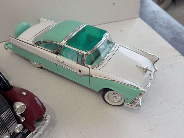3-classic-cars,-die-cast-metal,-1/18-scale-image-3