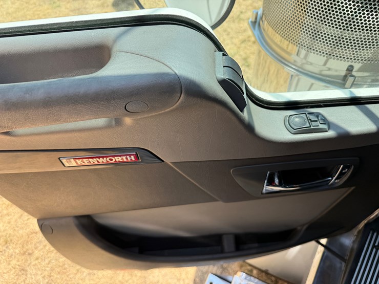 2020-kenworth-t800-image-32