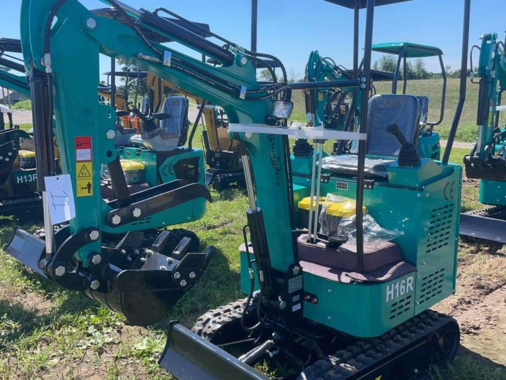h16r-mini-excavator-image-1