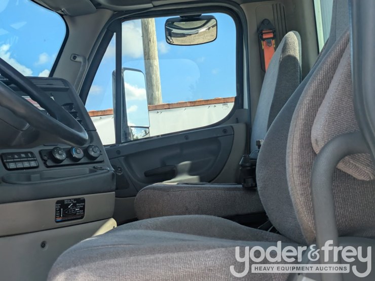 2018-freightliner-cascadia-113-image-44