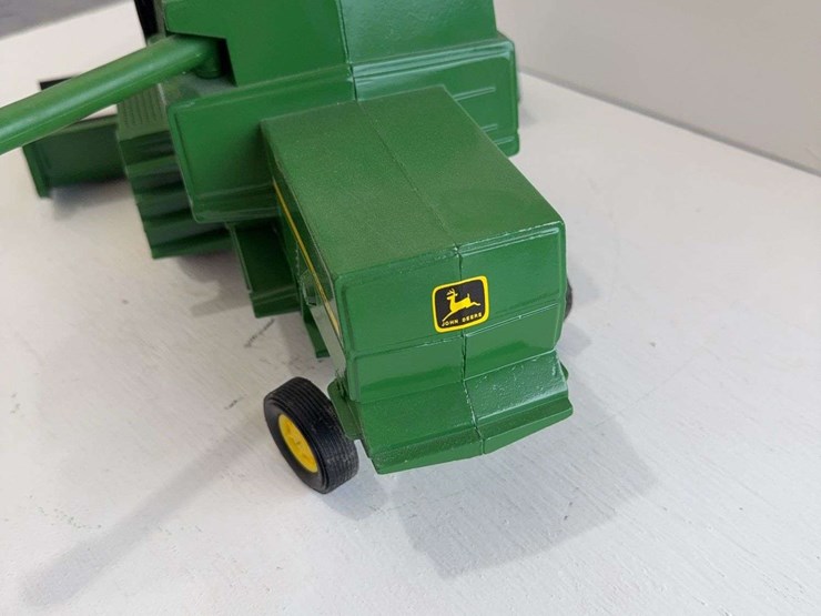ertl-john-deere-titan-ii-combine-with-header,-die-cast-metal,-1/16-scale-image-4