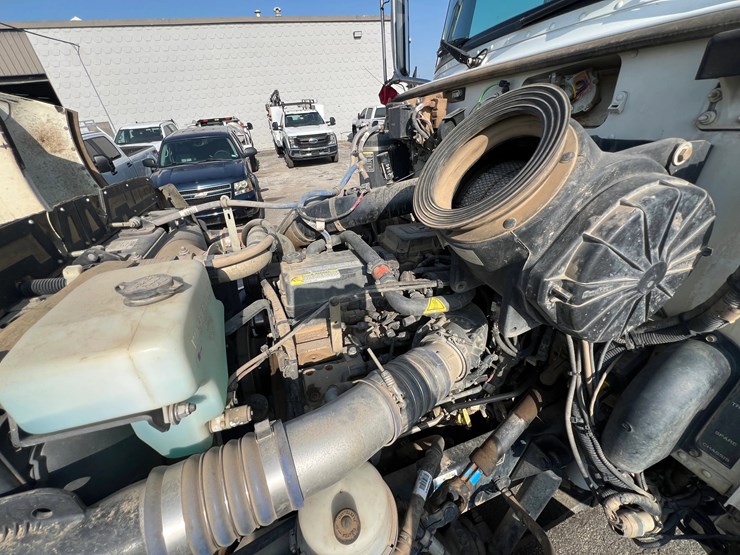 2018-peterbilt-348-image-16