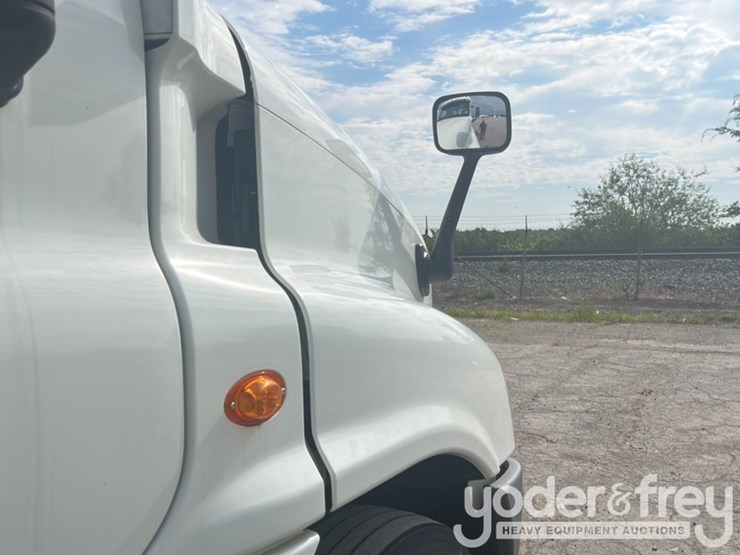 2017-freightliner-cascadia-113-image-43