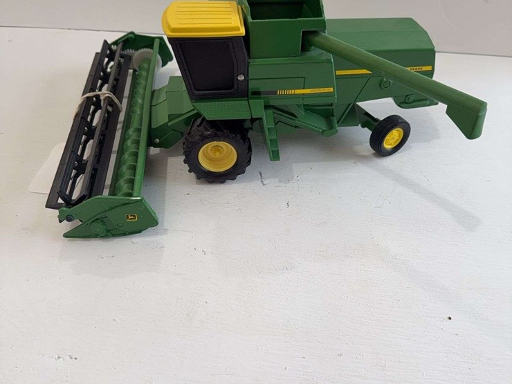ertl-john-deere-titan-ii-combine-with-header,-die-cast-metal,-1/16-scale-image-3